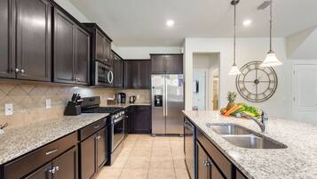 Luxury House | Private kitchen | Full-sized fridge, microwave, oven, stovetop