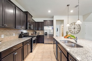 Luxury House | Private kitchen | Full-size fridge, microwave, oven, stovetop - Anchor Cove Villa (Davenport)