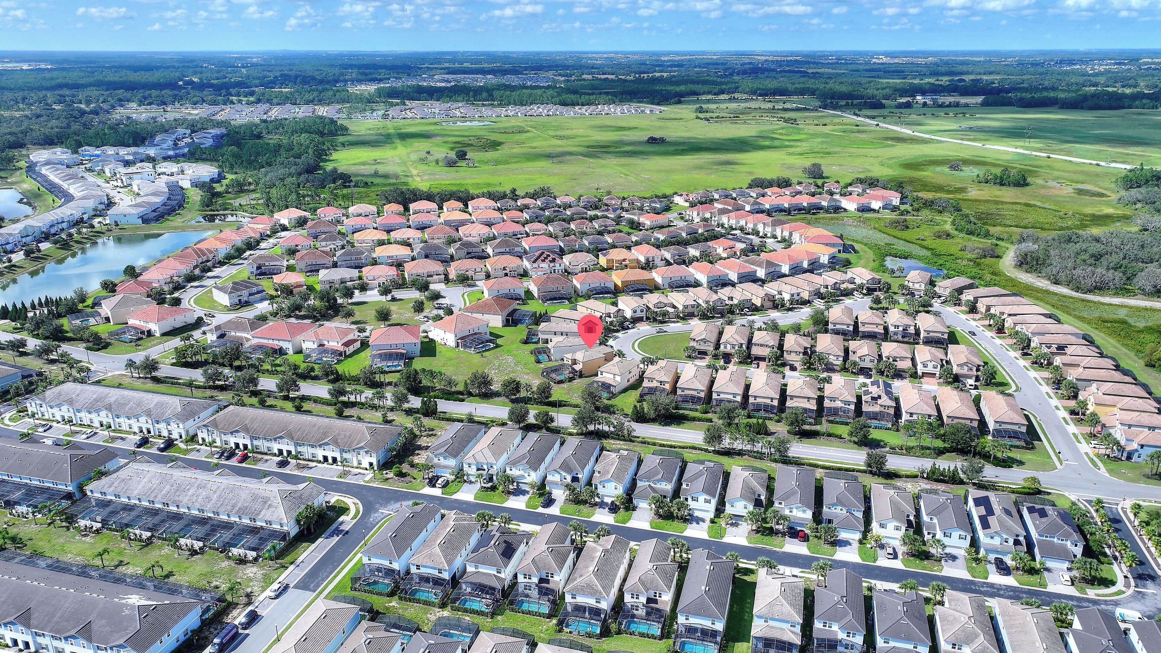 Vista aérea de una zona residencial con varios complejos de viviendas, carreteras y espacios verdes.