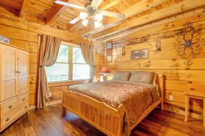 2 bedrooms, desk, iron/ironing board, Internet - Cabin w/ Hot Tub + Fishing Pond in Del Rio! (Del Rio)