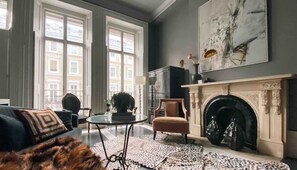 Fernseher, Kamin, Bücher, Musikbibliothek