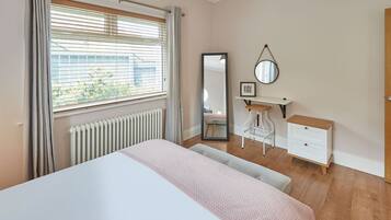 House | 3 bedrooms, desk, Internet