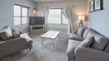 3 bedrooms, desk, Internet