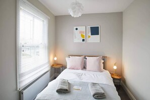House | 2 bedrooms, desk, soundproofing, Internet