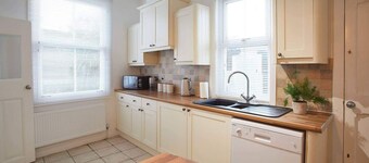 Host Stay Windsor Cottage