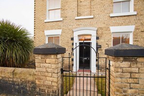 House | 2 bedrooms, desk, soundproofing, Internet - Host Stay Windsor Cottage (Saltburn-by-the-Sea)