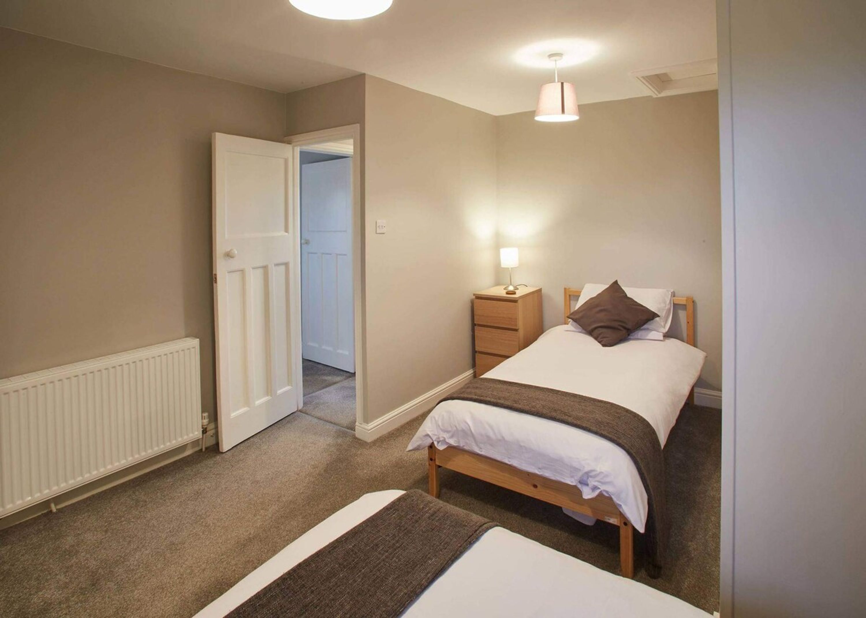 2 bedrooms, desk, Internet