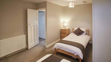 2 bedrooms, desk, Internet