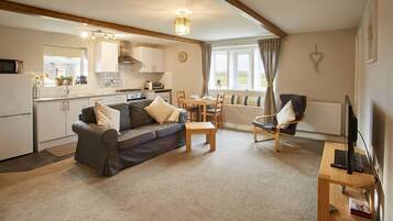 2 bedrooms, desk, Internet