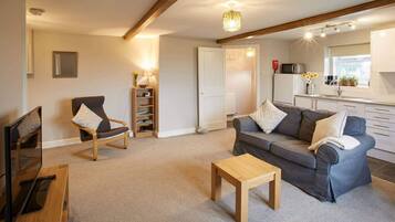 2 bedrooms, desk, Internet