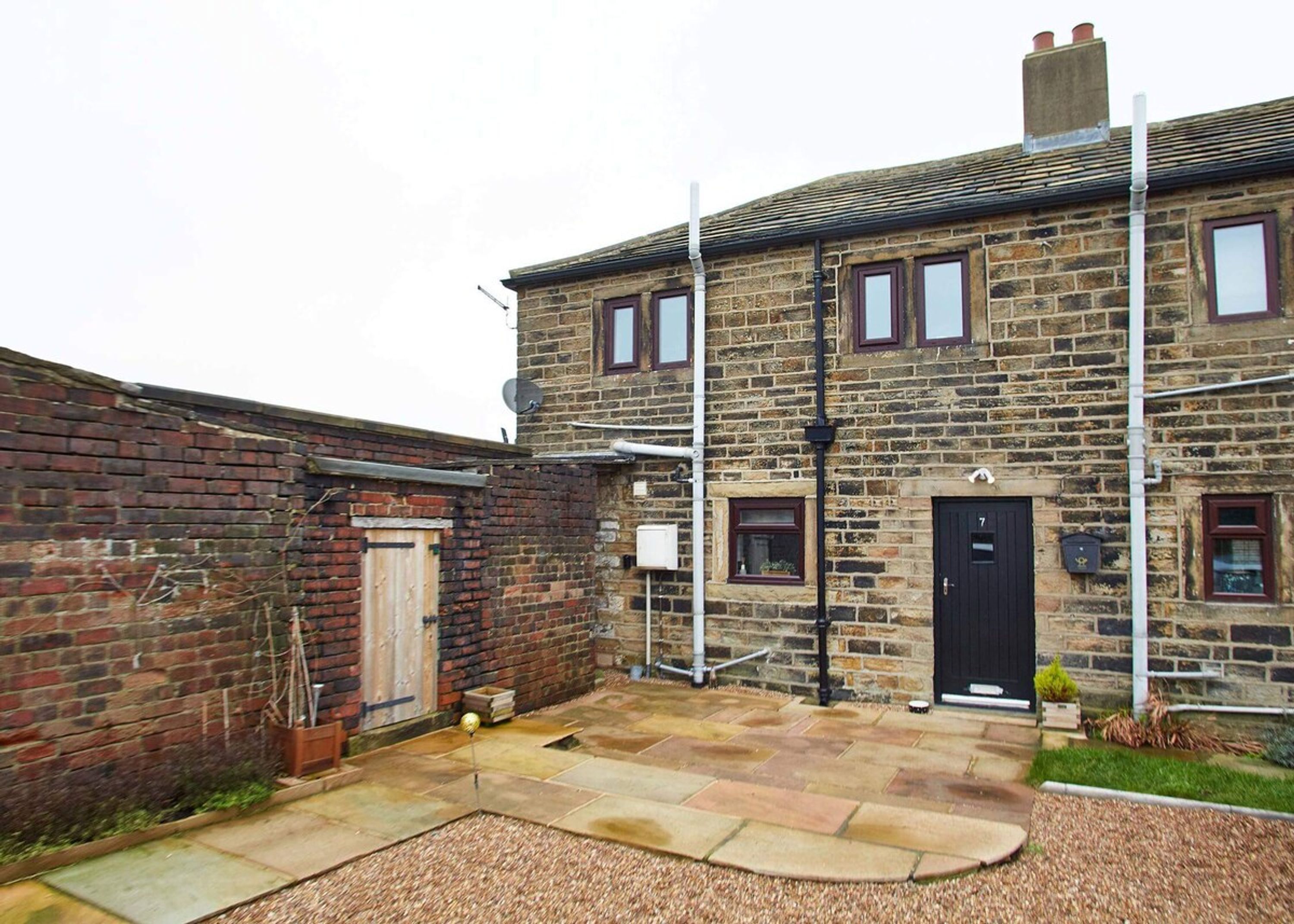 2 bedrooms, desk, Internet