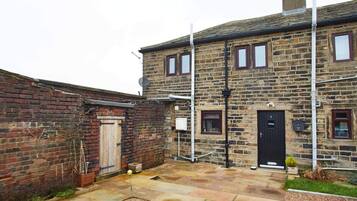 2 bedrooms, desk, Internet