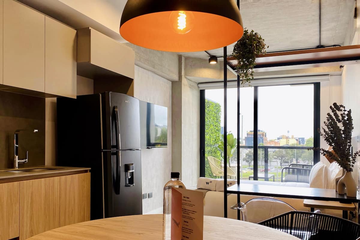 Club appartement | Woonruimte | Een 40-inch smart-tv met kabelzenders