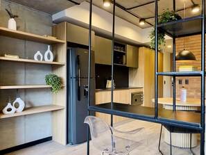 Grand Apartment | Living area | 40-inch Smart TV with cable channels - Wynwood House Tuliv (Bogotá)