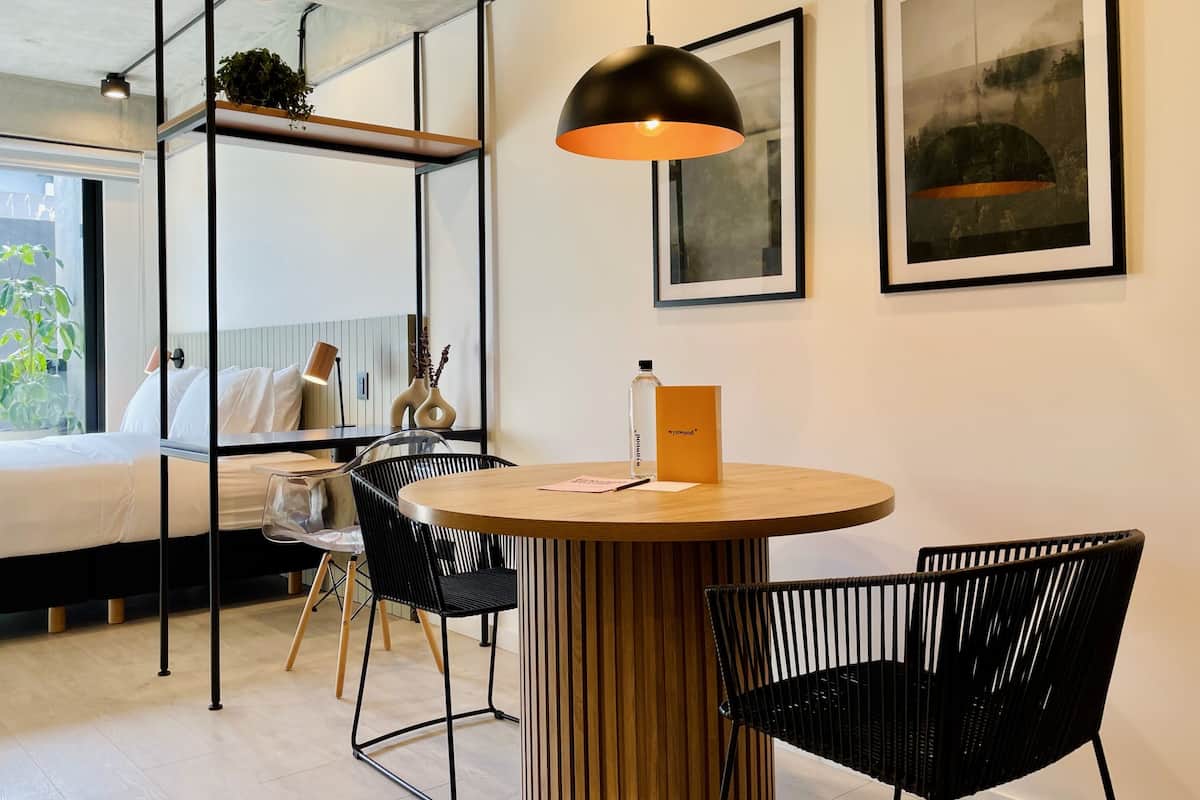 Executive appartement | Woonruimte | Een 40-inch smart-tv met kabelzenders