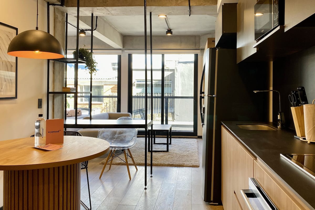 Grand appartement | Woonruimte | Een 40-inch smart-tv met kabelzenders