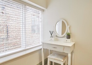 House | 2 bedrooms, desk, Internet
