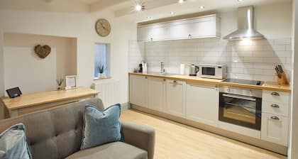 Host Stay Threadneedle Cottage