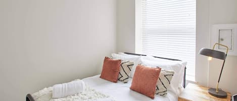 House | 2 bedrooms, desk, Internet