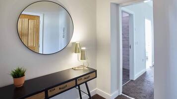 Apartment | 2 bedrooms, desk, Internet