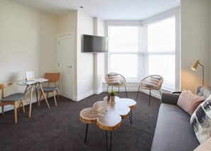 Apartment | 2 bedrooms, desk, Internet