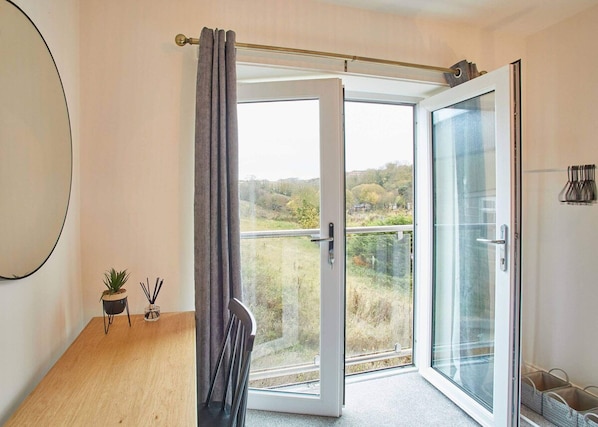 House | 4 bedrooms, desk, Internet