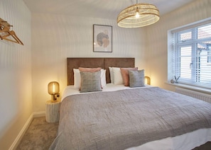 House | 4 bedrooms, desk, Internet