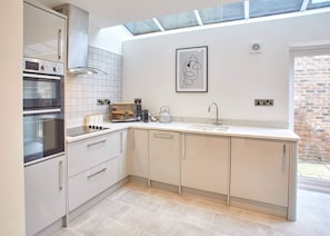 House | 4 bedrooms, desk, Internet