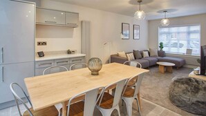 Un espacio de estar moderno con comedor, cocina y zona de estar.