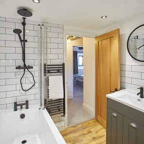 House | 5 bedrooms, Internet - Host Stay The Coach House (Whitby)