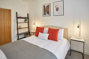2 bedrooms, desk, Internet