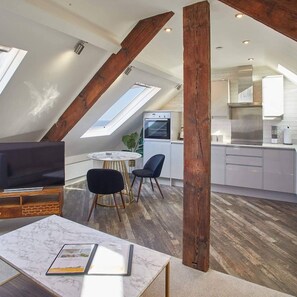 House | 1 bedroom, desk, soundproofing, Internet - Host Stay The Penthouse Hudsons Yard House (Whitby)