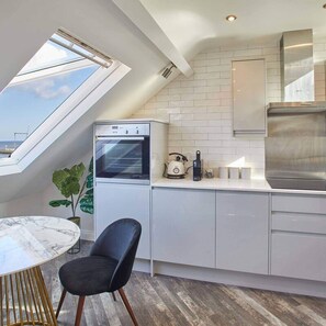 Apartament | 1 dormitori, escriptori, habitacions insonoritzades i Internet 