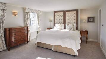 2 bedrooms, desk, Internet