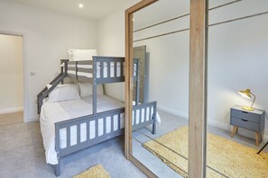 2 bedrooms, soundproofing, Internet - Host Stay Apartment A Cornerhouse Apartments (Saltburn-by-the-Sea)