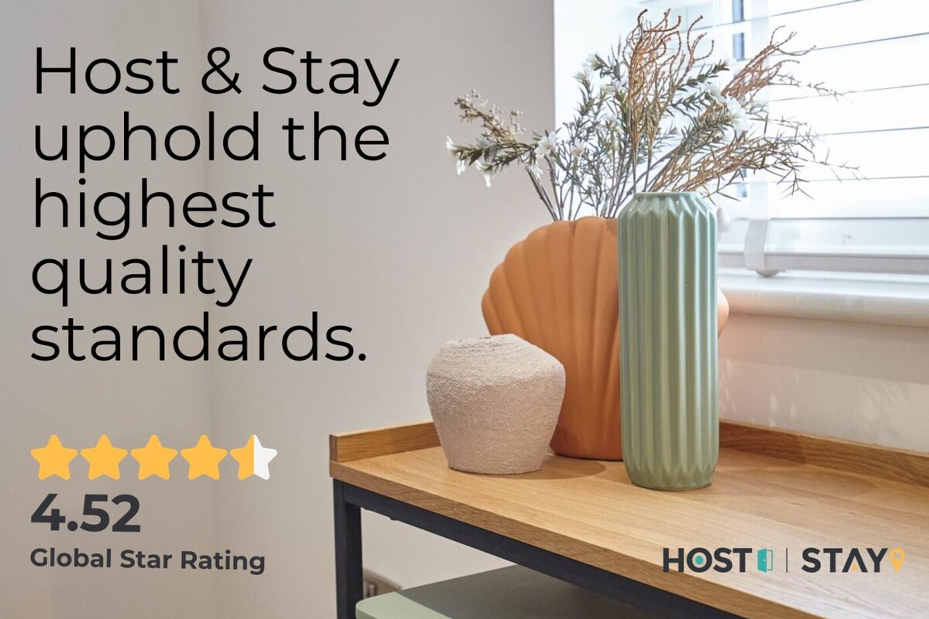 Intérieur d’un hôtel avec une table en bois, un vase contenant des fleurs séchées et un globe terrestre. Le texte sur l’image indique : « Host & Stay s’engage à respecter les normes de qualité les plus élevées », avec une note globale de 4,52 étoiles.