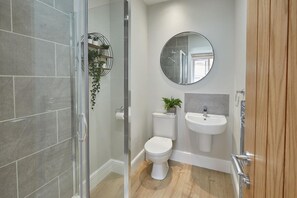 House | 2 bedrooms, Internet - Host Stay The Madison at Prospect Hill Apartments (Whitby)