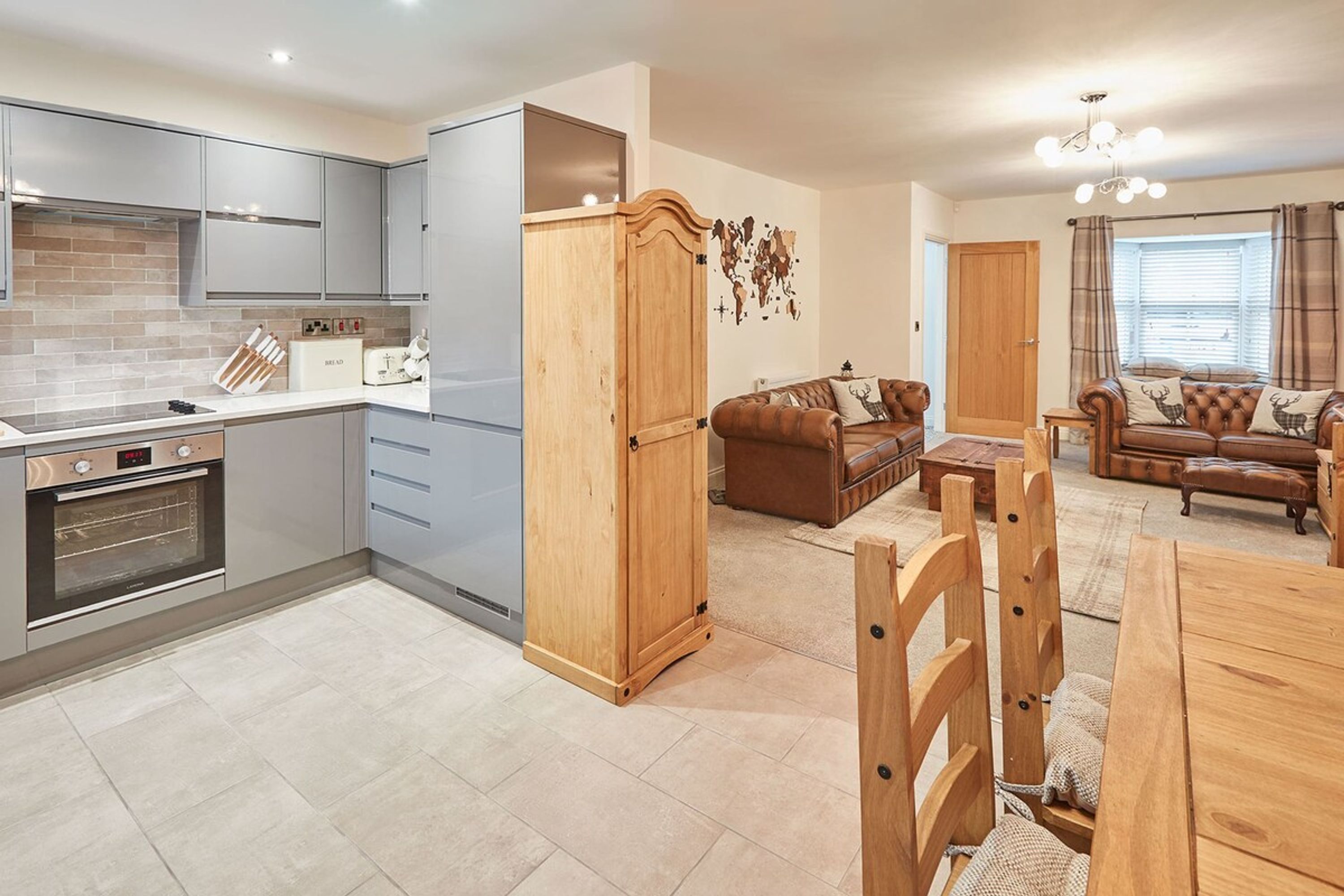 3 عدّة غرف نوم وخدمة الإنترنت