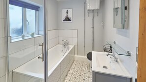 Et moderne badeværelse med bruseniche, dobbeltvask og toilet.