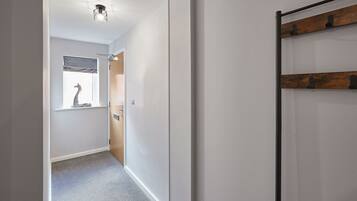 Apartemen | 2 kamar tidur, meja kerja, kedap suara, dan internet