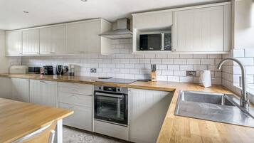 House | 2 bedrooms, desk, soundproofing