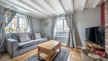 2 bedrooms, desk, soundproofing