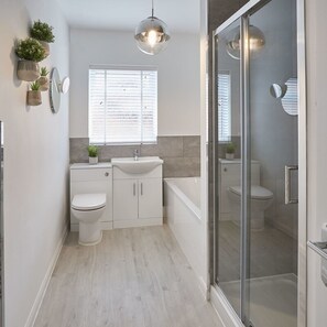 Apartment | 3 bedrooms, desk, soundproofing - Host Stay Endeavour I (Whitby)