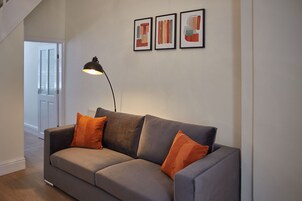 Casa | 2 quartos, escrivaninha, quartos à prova de som