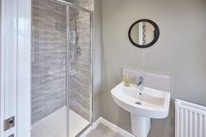 House | 3 bedrooms, desk, soundproofing