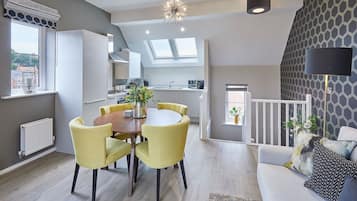 3 bedrooms, desk, soundproofing