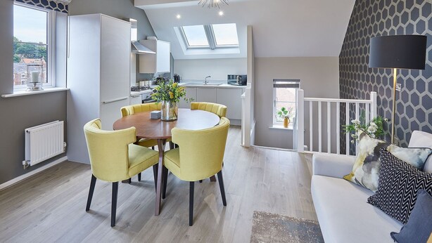 Un appartement moderne comprenant un coin repas, une cuisine et un espace de vie.