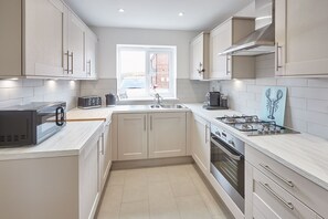4 bedrooms, Internet - Host Stay Highfield House (Whitby)