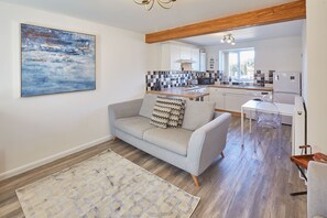 Apartment | 2 bedrooms, Internet - Host Stay Robins Den (Whitby)