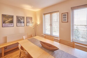 House | 4 bedrooms, Internet - Host Stay The Scuttlebutt Townhouse (Whitby)